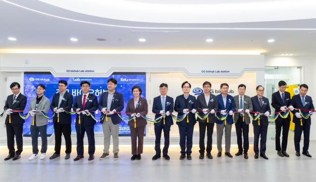 지난 10월 22일 오후 경기바이오센터 7층에서 김현곤 경제부지사와 경과원장 도의원 및 관계자들이 개소식 세레모니커팅식을 하고 있다 사진경기도