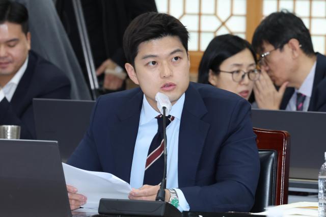 국민의힘 김용태 국회의원이 17일 오전 광주 서구 화정동 광주시교육청에서 열린 국회 교육위원회의 전남도교육청에 대한 국정감사에서 질의하고 있다 사진연합뉴스