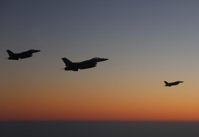 UAE 공군 전투기가 19일 아랍에미리트(UAE) 국빈 방문을 마친 이재명 대통령과 김혜경 여사를 태운 공군 1호기를 호위 비행하고 있다.[사진=연합뉴스] 