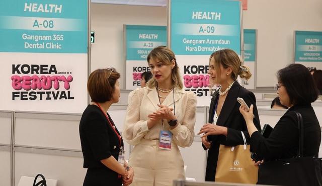 지난 8월 서울 동대문디자인플라자DDP에서 해외 구매자와 콘텐츠 창작자를 초청한 2025 코리아뷰티페스티벌 일대일 사업 상담회가 열리고 있다 사진연합뉴스