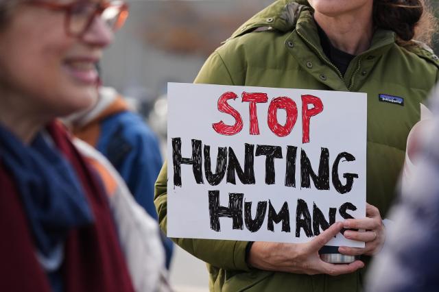 21일현지시간 일리노이주 시카고 교외 브로드뷰에 있는 미 이민관세집행국ICE 처리 시설 밖에 시위대가 모여 있다 사진AP연합뉴스