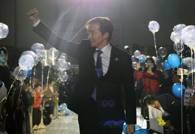 조국혁신당 3기 지도부 신임 당대표에 조국 당대표가 선출됐다 사진은 3일 오후 청주 오스코에서 열린 전당대회장에 입장하는 모습 사진연합뉴스 