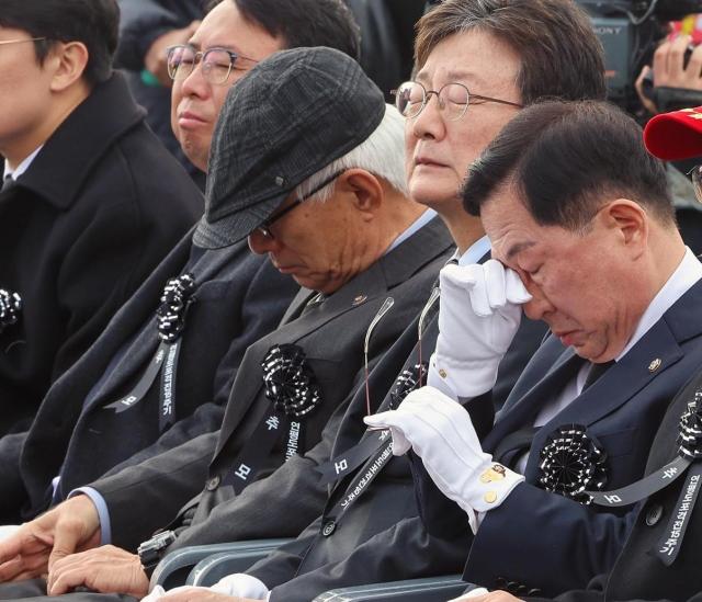 유용원 국민의힘 의원맨 오른쪽이 23일 제15주년 연평도 전승식에 현역 의원 중 유일하게 참석했다 사진유용원 국민의힘 의원 사회관계망서비스 