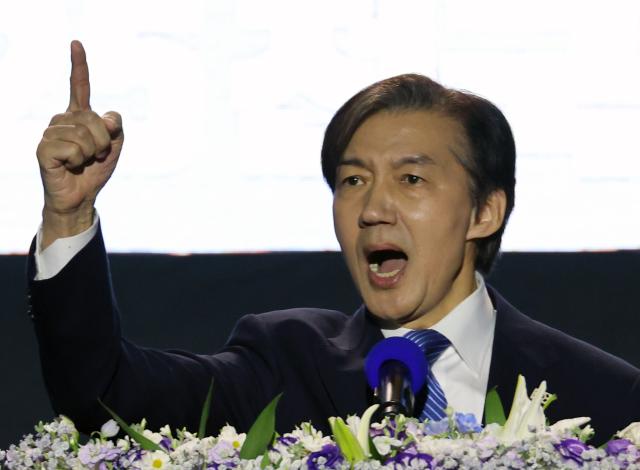 조국혁신당 당 대표 후보에 단독 출마한 조국 전 비대위원장이 11월 23일 오후 청주 오스코에서 열린 전당대회에서 정견 발표하고 있다 사진연합뉴스