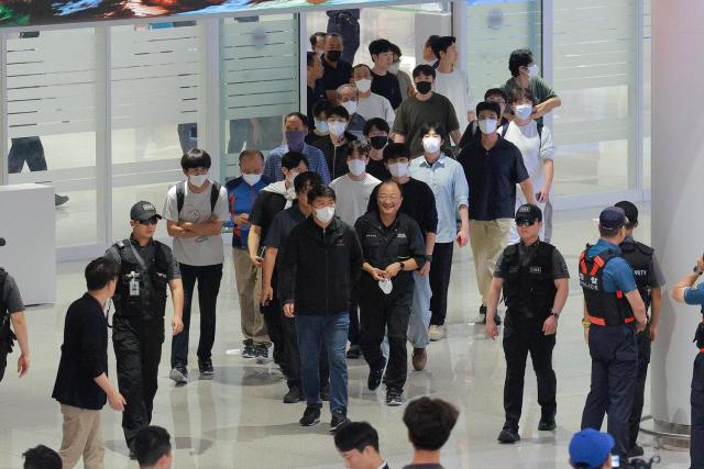 미국 이민당국에 의해 조지아주에 구금됐던 한국인 근로자들이 12일 인천국제공항 제2여객터미널 입국장을 나서고 있다 20250912사진유대길 기자 dbeorlf123ajunewscom