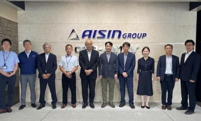 지난 7월 코트라가 아이신Aisin과 업무협약을 체결 후 기념촬영을 하고 있다 박용민 코트라 일본지역본부장오른쪽 다섯 번째 오오시마 신이치로 아이신 그룹 조달본부장오른쪽 여섯 번째 모습 사진코트라