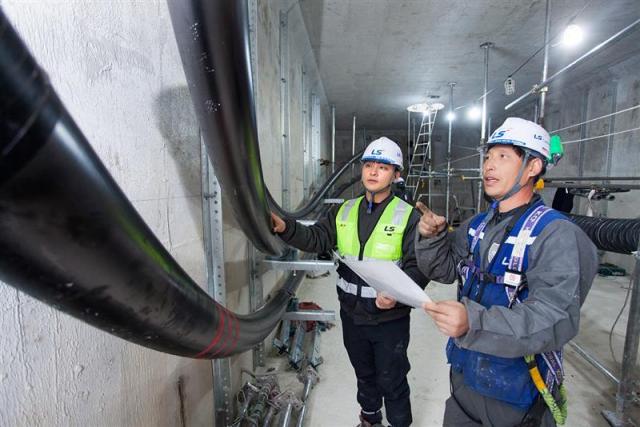 LS전선 관계자가  500kV급 HVDC 케이블이 투입되는 동해안-신가평 시공 현장을 점검하고 있다 사진LS전선