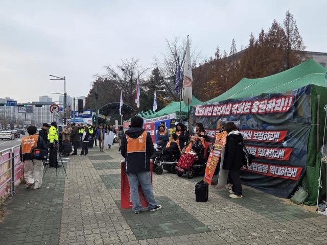 24일 오전 지하철 1호선 영등포역에서 국회로 이동해 권리예산 증액 촉구 시위하는 전국장애인차별철폐연대전장연 활동가들의 모습 사진연합뉴스