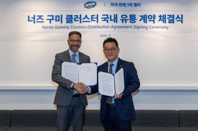 좌페라라 캔디 컴퍼니의 Guillaume Simon 해외사업총괄과 우매일유업 곽정우 대표이사가 체결식 기념 사진을 촬영하고 있다 사진매일유업 