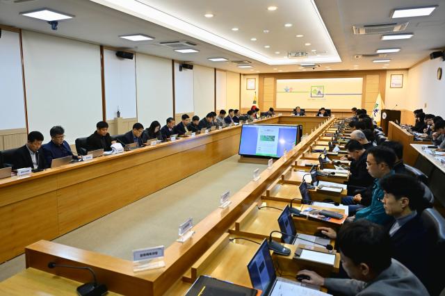 24일 시청 디지털상황실에서 이병선 시장 주재로 민선 8기 인프라 구축사업 추진상황 보고회를 열고 있다 사진속초시