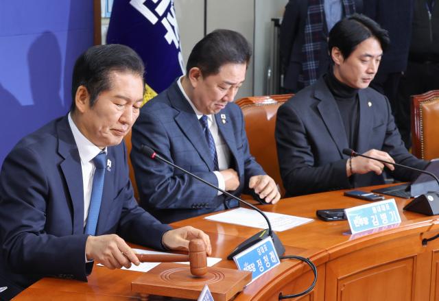 정청래 더불어민주당 대표가 24일 서울 여의도 국회에서 열린 최고위원회의에서 의사봉을 두드려 개회를 알리고 있다 사진연합뉴스