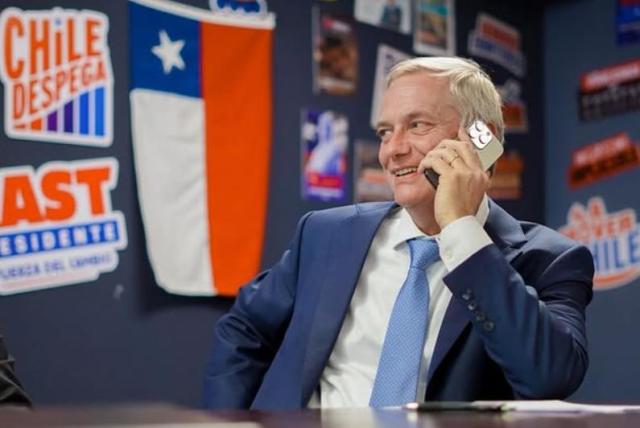 호세 안토니오 카스트 칠레 대선 후보가 지난 19일현지시간 조르자 멜로니 이탈리아 총리와 전화통화하고 있다 사진카스트 후보 인스타그램