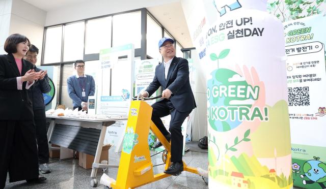 24일 강경성 대한무역투자진흥공사코트라 사장이 본사에서 열린 안전 ON 청렴 UP KOTRA ESG 실천 데이 캠페인을 맞이해 자전거 발전기 체험을 하고 있다 사진코트라