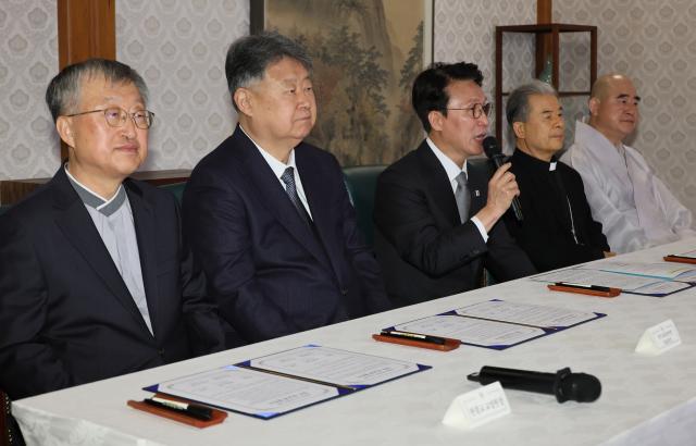 김민석 국무총리가 24일 서울 종로구 삼청동 총리공관에서 제1차 정부-종교계 상생협력 원탁회의를 갖기에 앞서 열린 협약식에서 발언하고 있다 사진연합뉴스