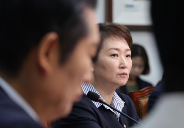 이언주 더불어민주당 최고위원이 24일 서울 여의도 국회에서 열린 최고위원회의에서 정청래 대표의 발언을 듣고 있다 사진연합뉴스