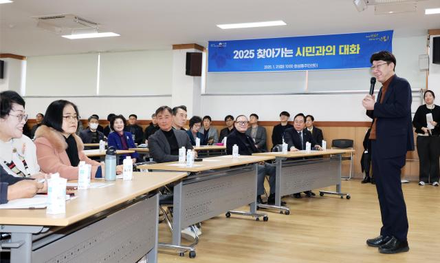 우범기 전주시장이 지난 1월 21일 호성동 주민센터에서 주민들과 대화를 나누고 있다사진전주시