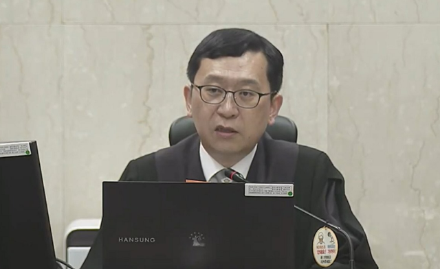 지난달 13일 서울 서초구 서울중앙지법에서 열린 한덕수 전 국무총리의 내란 우두머리 방조 등 혐의 사건 재판에서 이진관 부장판사가 발언하고 있다 사진연합뉴스 서울중앙지법