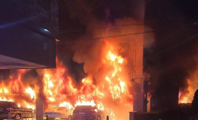  21일 오전 5시 33분께 서울 양천구 신월동의 9층 규모 아파트 1층 필로티 주차장에서 불이 나 약 2시간 30분 만에 완전히 꺼졌다 이 불로 아파트 주민 50명이 연기를 마시는 등 부상을 입고 병원으로 옮겨졌다 주민 27명은 스스로 대피했고 10명이 소방대원의 대피 유도를 받아 아파트에서 빠져나왔다 22명은 소방에 의해 구조됐다 사진연합뉴스