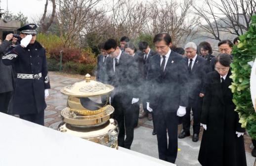 祖国革新党党首曹国拜谒前总统金大中墓地