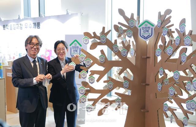 [포토] 화학물질저감 우수제품 공개 행사 참석한 금한승 차관·조지연 의원