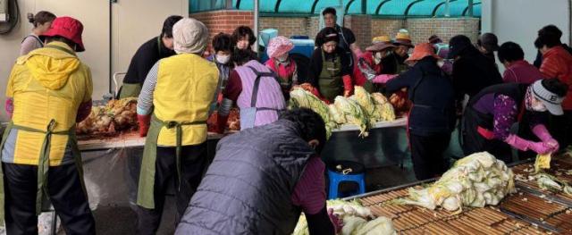 담양군은 자원봉사자들과 함께 김장축제를 열고 담근 김치를 어려운 이웃들에게 전달하고 있다 사진담양군