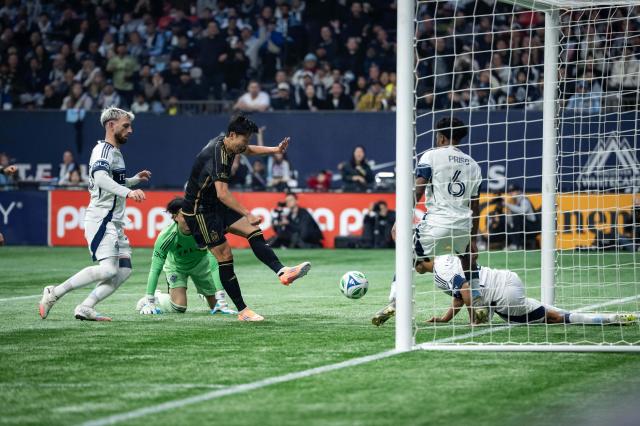 LAFC 손흥민이 캐나다 밴쿠버 BC 플레이스에서 열린 미국 메이저리그사커MLS컵 서부 콘퍼런스 플레이오프PO 준결승에서 밴쿠버 화이트캡스와 경기 후반 동점골을 넣고 있다 사진연합뉴스 