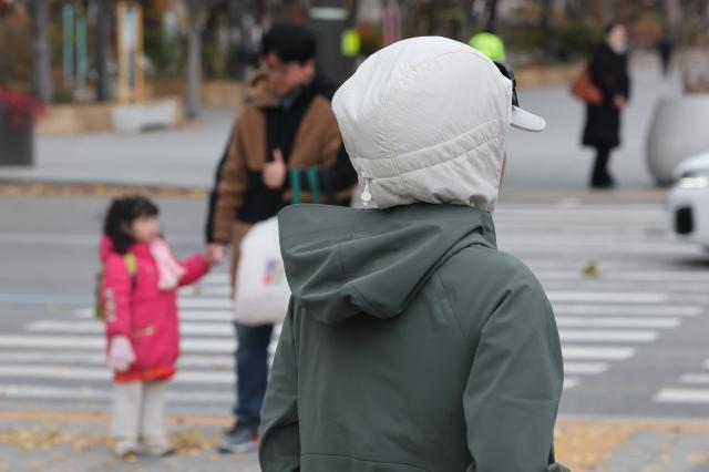 출근길 추위에 움츠러든 시민들 사진연합뉴스
