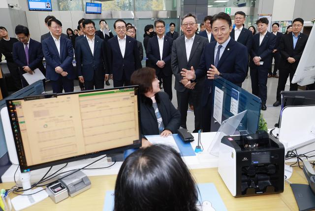 권대영 금융위원회 부위원장이 19일 서울 중구 신한은행 광교영업부 영업점에 방문해 오픈뱅킹·마이데이터 서비스의 실시 상황을 점검했다 사진금융위