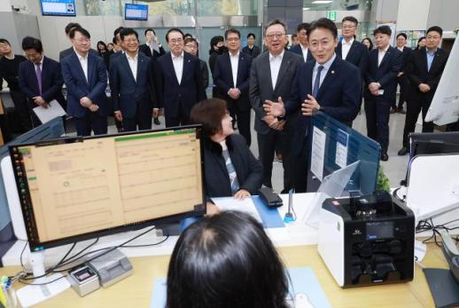 점포 방문고객 없는데…오픈뱅킹 할당에 속 끓는 은행원들