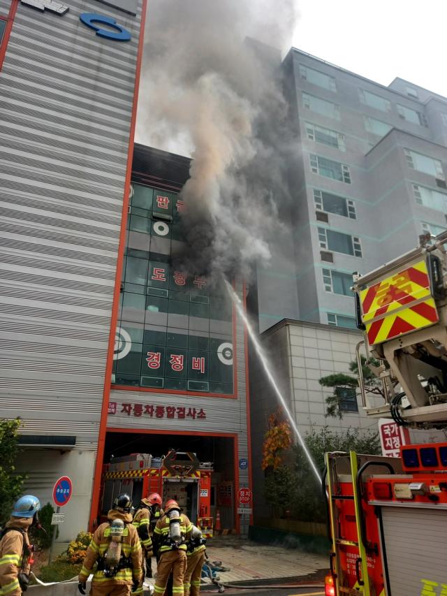 고양 자동차검사소 건물 화재 사진경기도북부소방재난본부