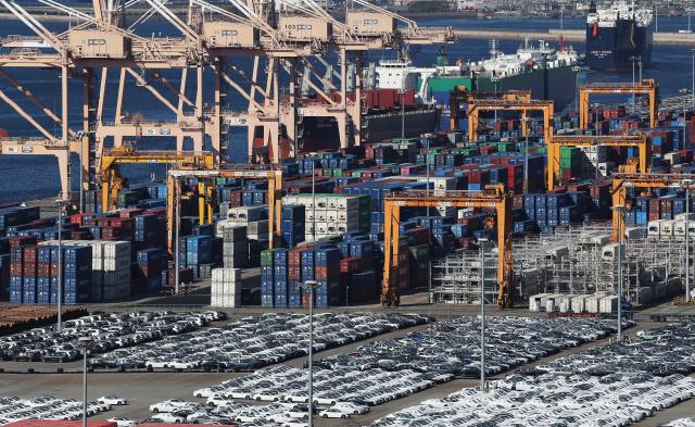 경기도 평택항에 컨테이너가 쌓여 있는 모습 사진연합뉴스
