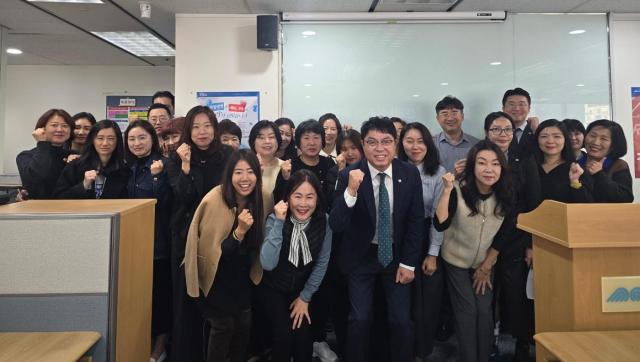 동양생명 센텀지점 구성원들이 기념촬영을 하고 있다 사진동양생명
