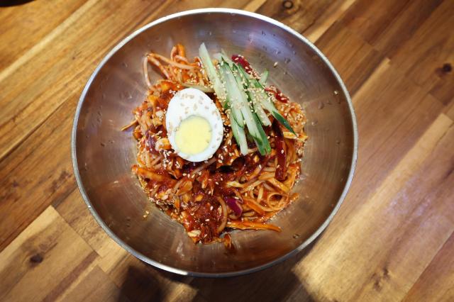 11월 13일 전라도 광주의 1913 송정역 시장의 비빔국수