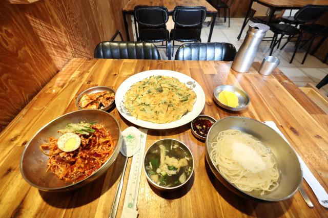 11월 13일 전라도 광주의 1913 송정역 시장의 국수집