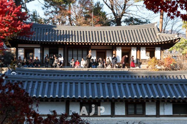 14일 서울특별시 종로구 부암동 흥선대원군 별서에서 시민들이 휴식을 취하고 있다 AJP Yoo Na-hyun