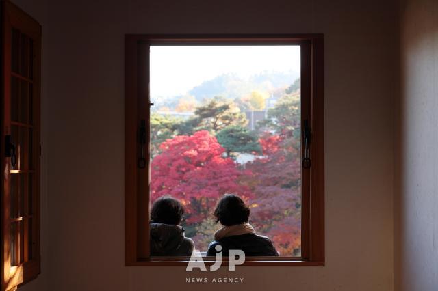 14일 서울특별시 종로구 부암동 흥선대원군 별채에서 시민들이 휴식을 취하고 있다 AJP Yoo Na-hyun