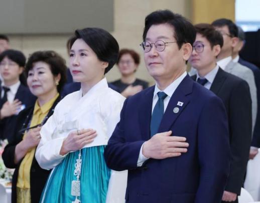 李, 시즌 10승 안세영 축하…도장깨기 선수 수식어 안 아까워