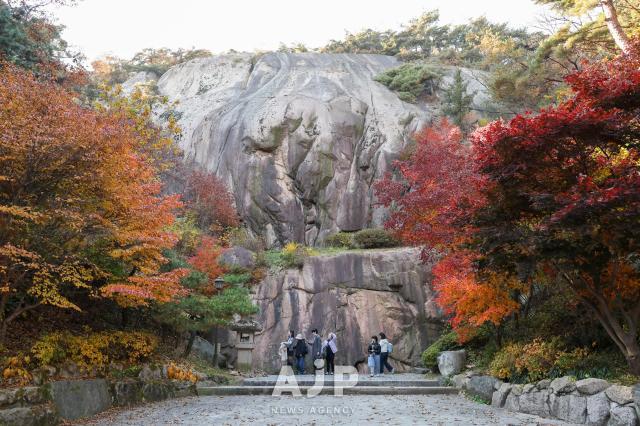14일 서울특별시 종로구 부암동 석파정 너럭바위를 시민들이 관람하고 있다 AJP Yoo Na-hyun