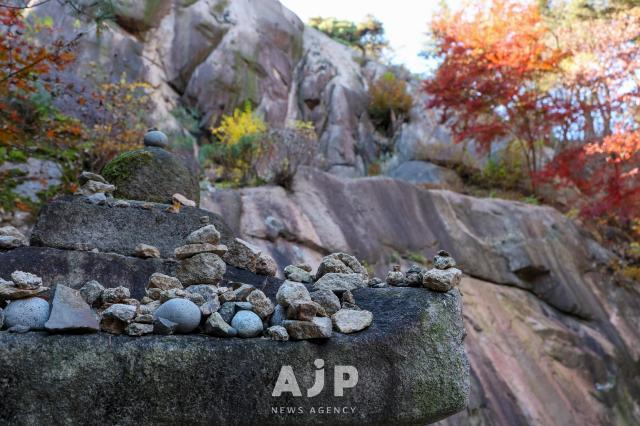 14일 서울특별시 종로구 부암동 석파정 너럭바위 앞 시민들이 쌓아둔 돌탑이 놓여있다 AJP Yoo Na-hyun