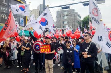 4名男性因集会中撕毁中国驻韩大使肖像横幅被移送检方