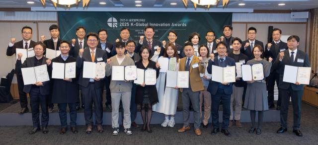 아주경제신문이 24일 서울 중구 한국프레스센터에서 개최한 2025 K-글로벌혁신대상 시상식에서 임규진 아주경제 사장뒷줄 왼쪽 여섯번째·김대희 중소벤처기업부 대변인뒷줄 왼쪽 다섯번째을 비롯한 시상자와 수상자들이 기념촬영을 하고 있다 사진유대길 기자 dbeorlf123ajunewscom