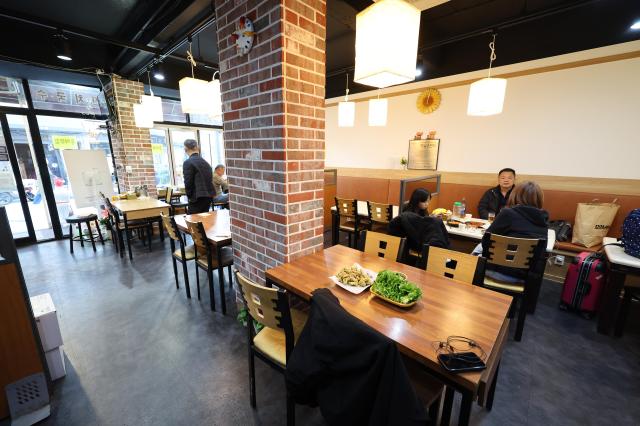 11월 13일 전라도 광주 1913 송정역 시장의 상추튀김 가게