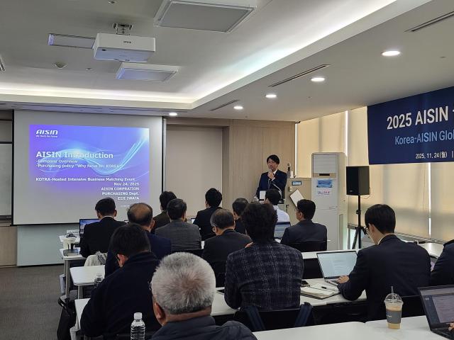 24일 코트라 본사에서 열린 ‘2025 아이신 글로벌 생산거점 진출지원 상담·설명회’에서 이와타 에이지Iwata Eiji 아이신 본사 제3조달실 실장이 참가기업을 대상으로 발표를 진행하고 있다 사진코트라