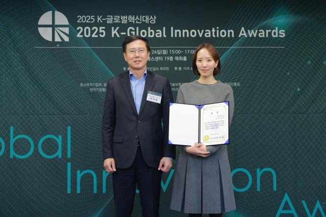 24일 오후 서울 중구 한국프레스센터에서 열린 2025 K-글로벌혁신대상에서 주식회사 해피문데이가 한국여성경제인협회장상을 수상했다사진유대길 기자 dbeorlf123ajunewscom