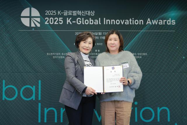 24일 오후 서울 중구 한국프레스센터에서 열린 2025 K-글로벌혁신대상에서 주식회사 에덴디가 한국여성벤처협회장상을 수상했다사진유대길 기자 dbeorlf123ajunewscom
