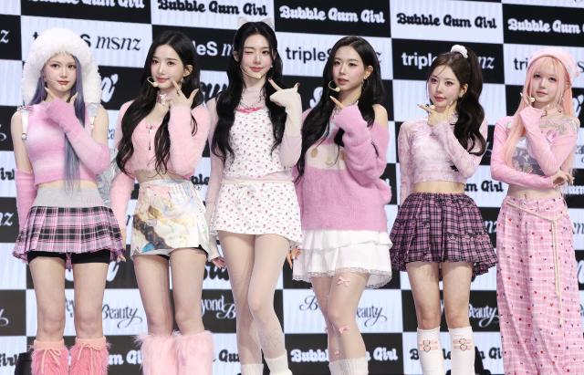 포즈 취하는 트리플에스 선 디멘션 사진연합뉴스