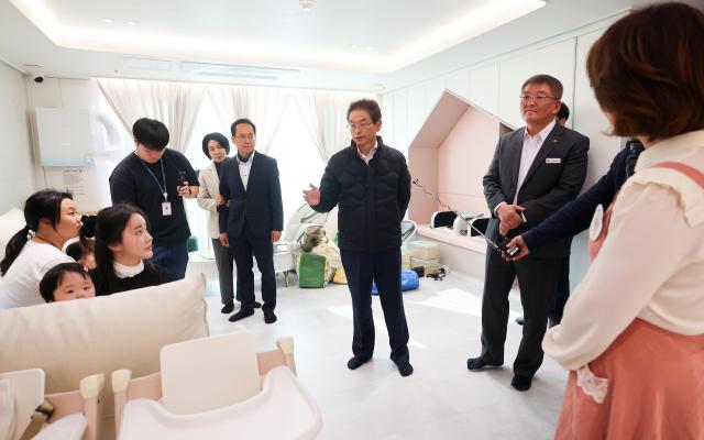 이철우 경북도지사가 24일 도청신도시예천군 호명읍에 설치된 0세 특화반을 방문해 운영 현황을 살피고 현장 의견을 청취하고 있다 사진경상북도