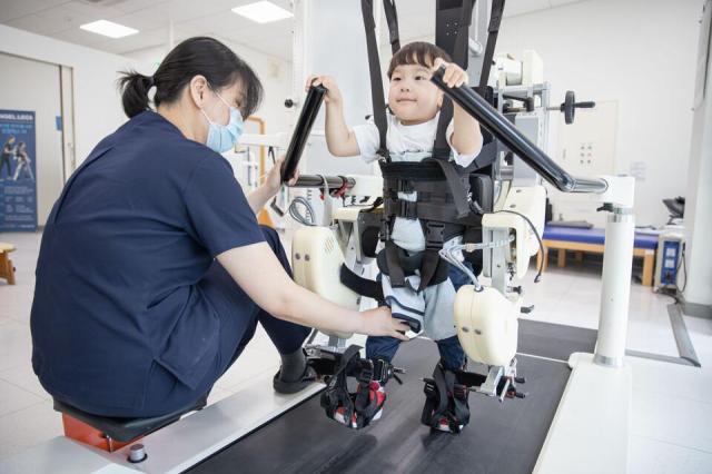 로봇 치료를 받고 있는 어린이의 모습 사진넥슨