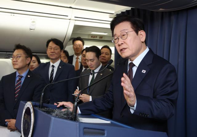 이재명 대통령이 23일현지시간 G20 정상회의 일정을 마치고 남아프리카공화국에서 다음 방문지인 튀르키예로 향하는 공군 1호기에서 순방 기내 기자간담회를 하고 있다 사진연합뉴스