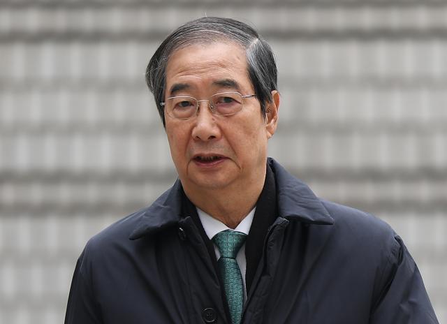  내란 우두머리 방조 혐의를 받는 한덕수 전 국무총리가 공판 출석을 위해 24일 서울 서초구 서울중앙지방법원에 들어서고 있다 20251124 사진연합뉴스